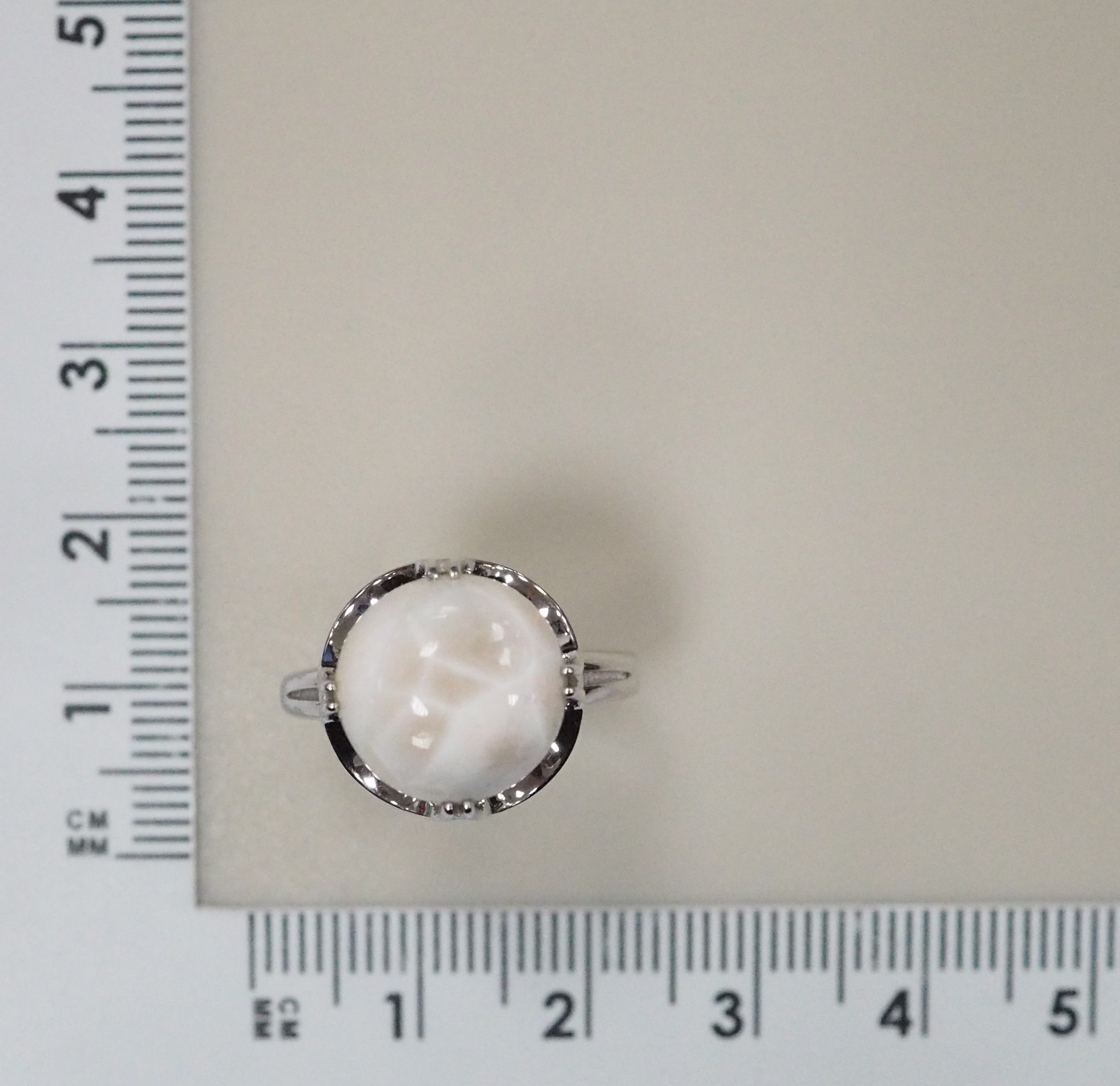 Серебряное кольцо с натролитом